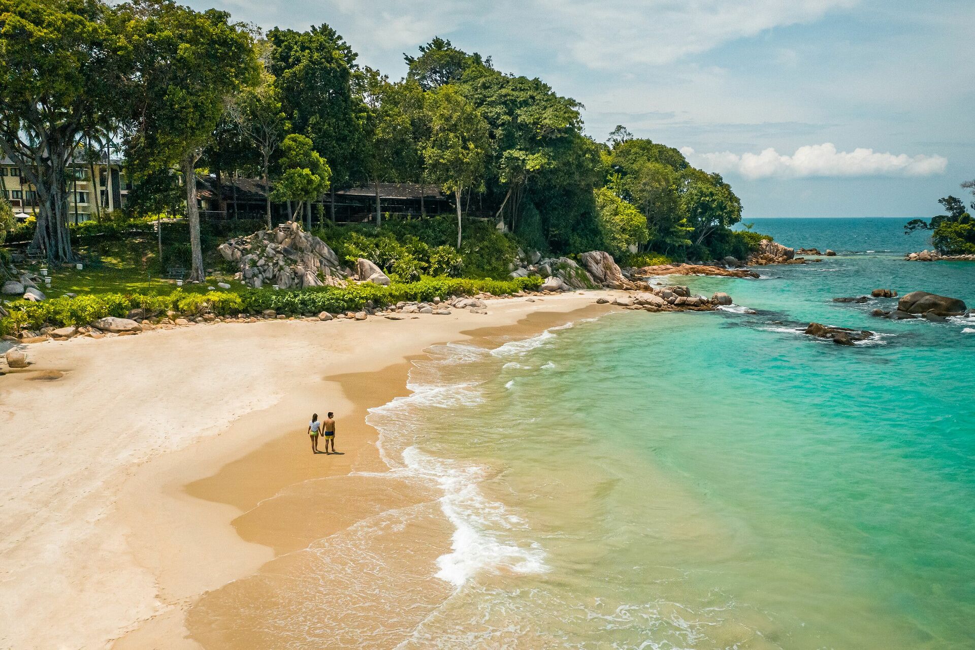 2 femmes sur le bord d'une piscine avec vue sur mer