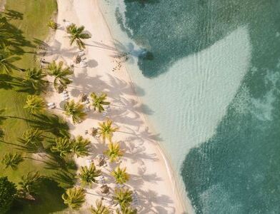 2 femmes sur le bord d'une piscine avec vue sur mer