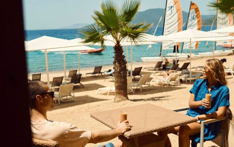 Chaises et tables avec vue sur mer