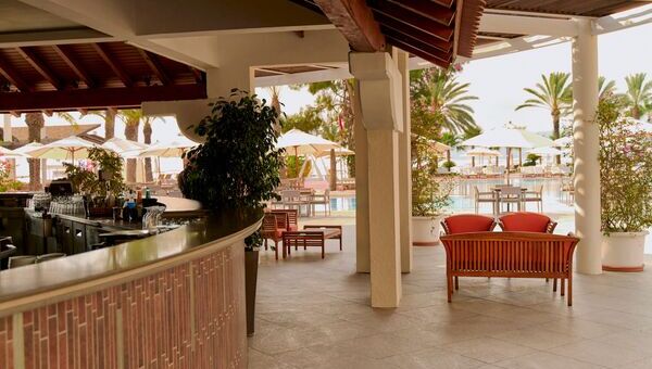 Chaises et tables avec vue sur mer
