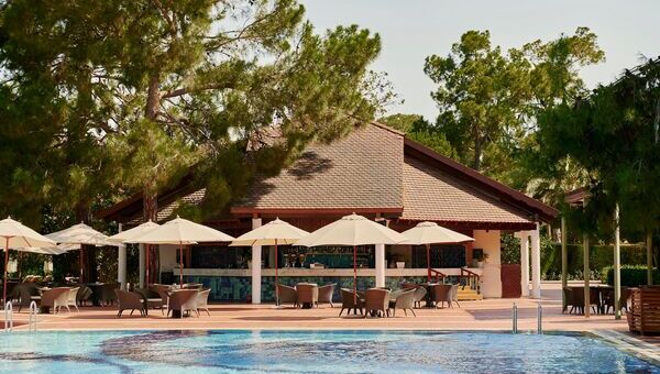 Femme qui sert un café Club Med Punta Cana