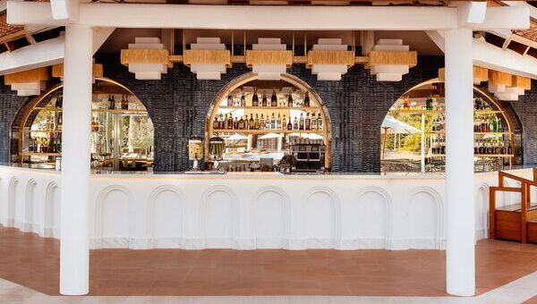 Chaises et tables avec vue sur mer