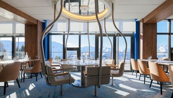 Chaises et tables avec vue sur mer