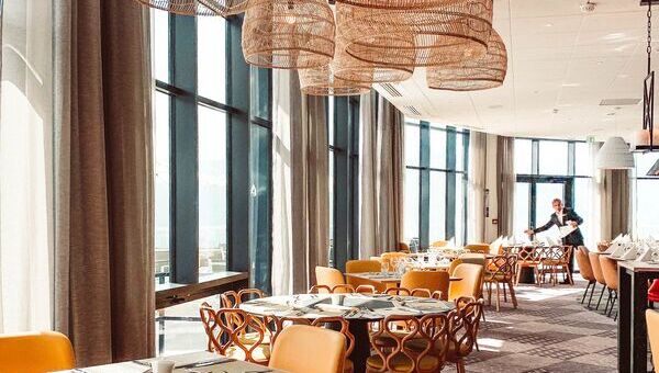 Chaises et tables avec vue sur mer