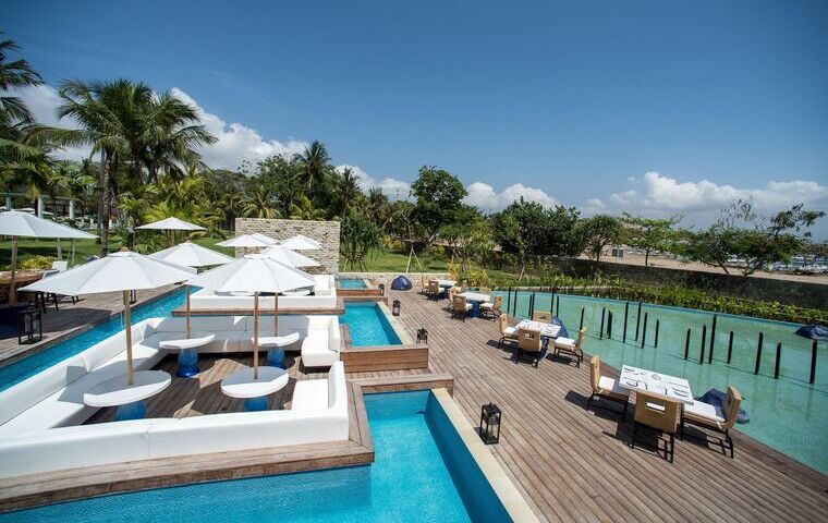 Chaises et tables avec vue sur mer
