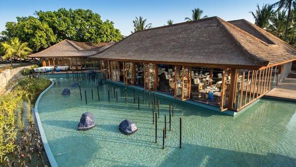 Tables et chaises dans un restaurant vue mer