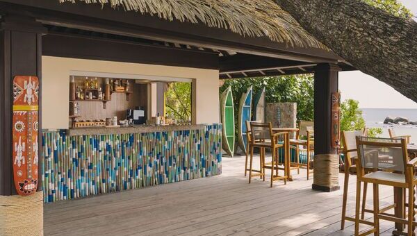 Femme qui sert un café Club Med Punta Cana