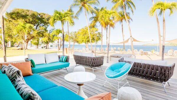 Tables et chaises dans un restaurant vue mer