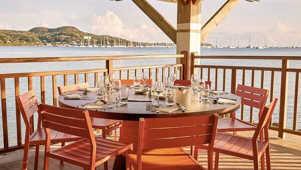 Tables et chaises dans un restaurant vue mer