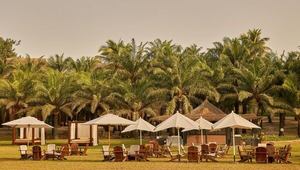 Tables et chaises dans un restaurant vue mer