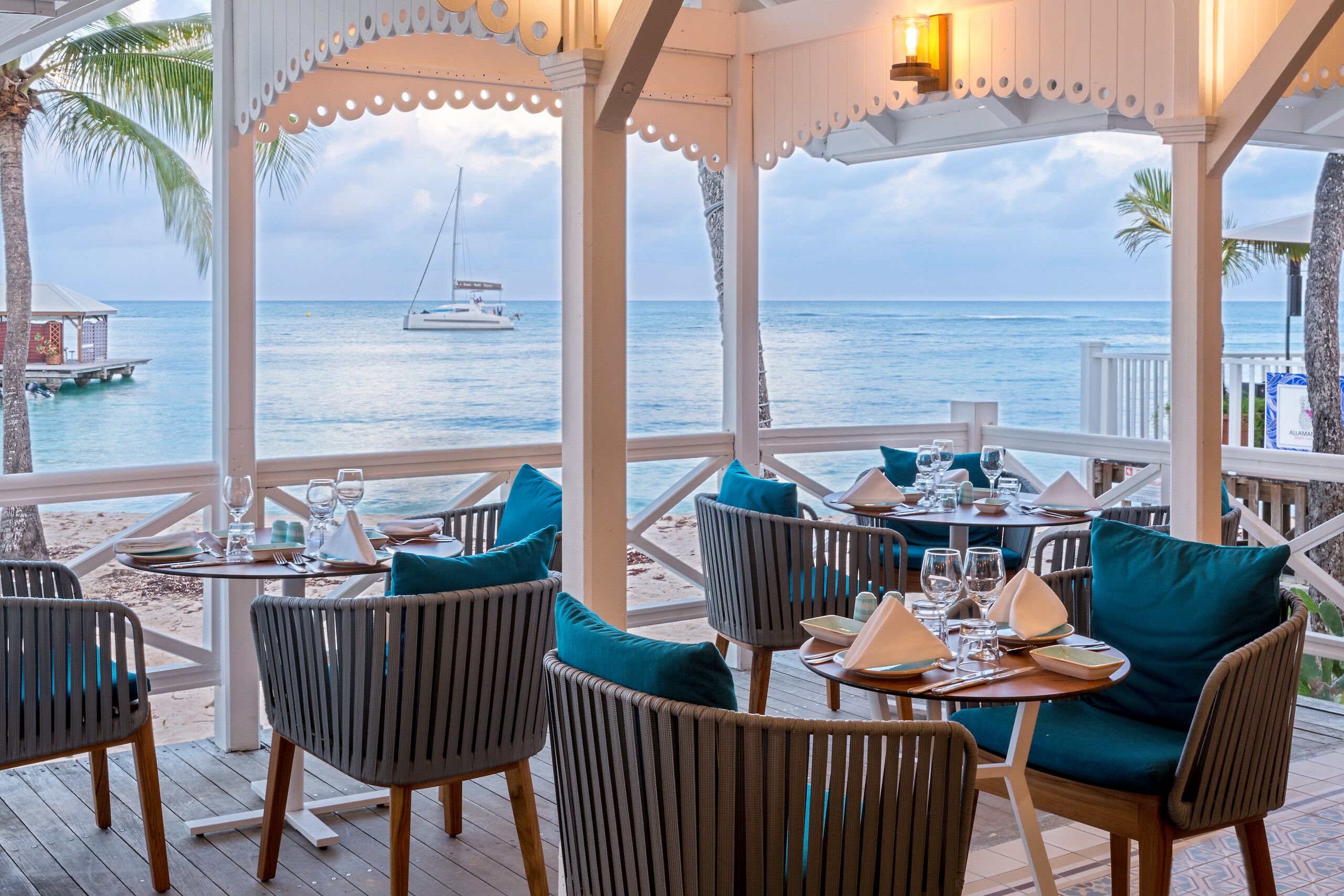 Tables et chaises dans un restaurant vue mer