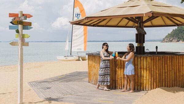Tables et chaises dans un restaurant vue mer