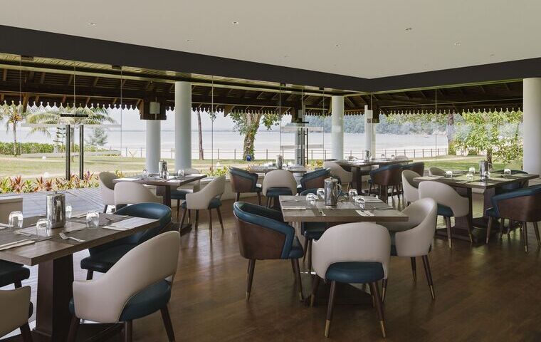 Chaises et tables avec vue sur mer
