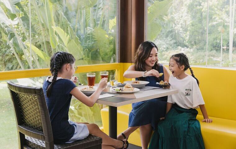 Femme qui sert un café Club Med Punta Cana