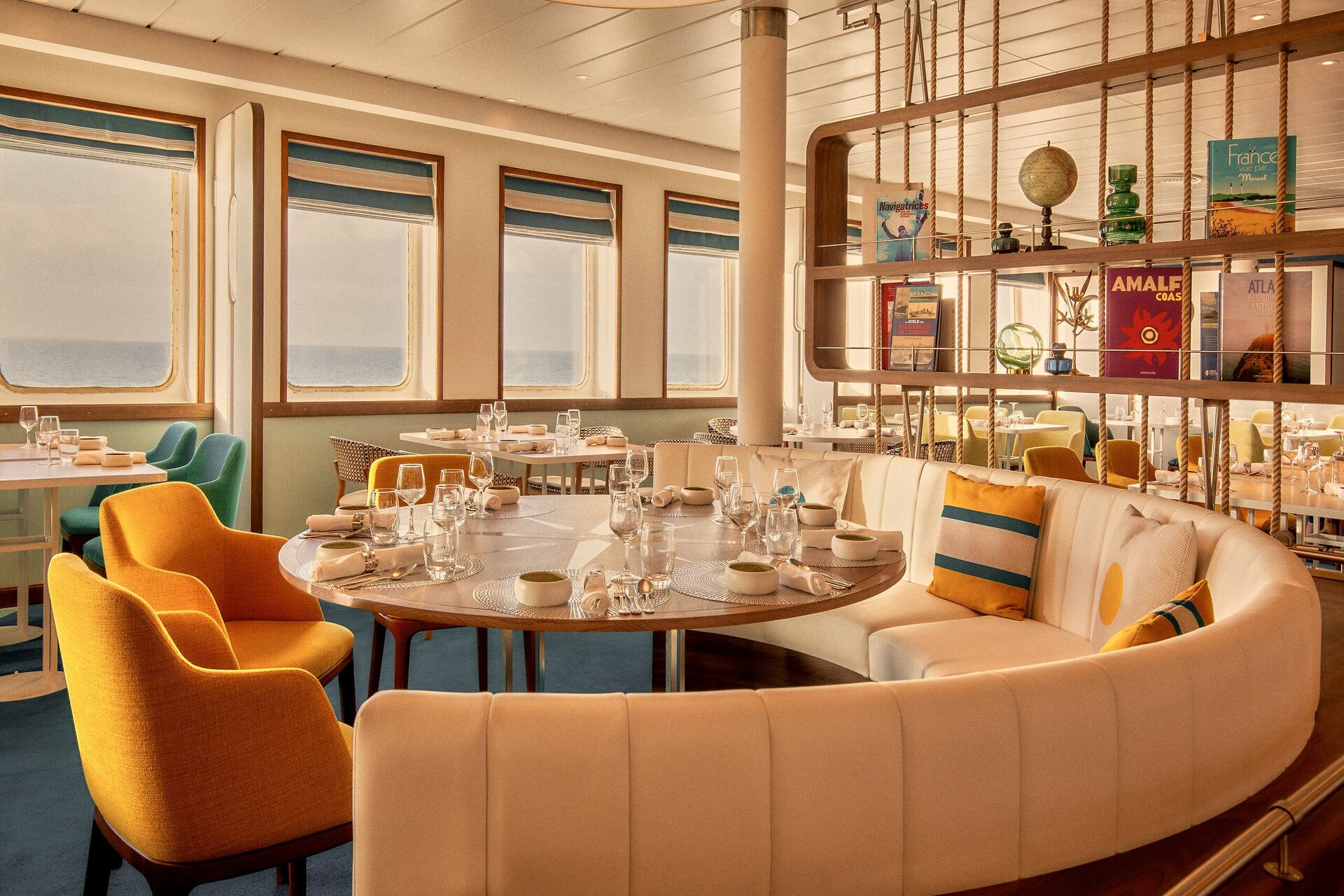 Chaises et tables avec vue sur mer