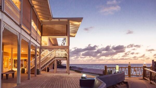 Tables et chaises dans un restaurant vue mer