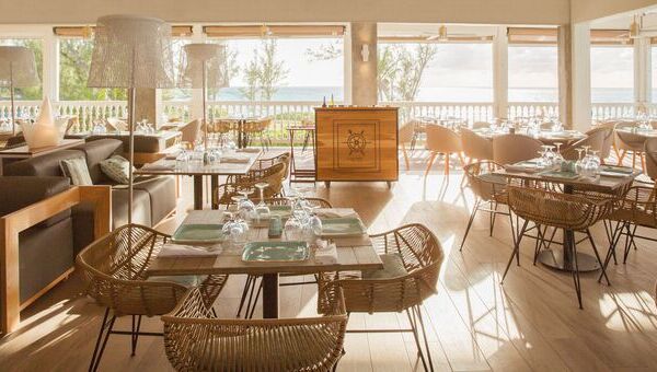 Tables et chaises dans un restaurant vue mer