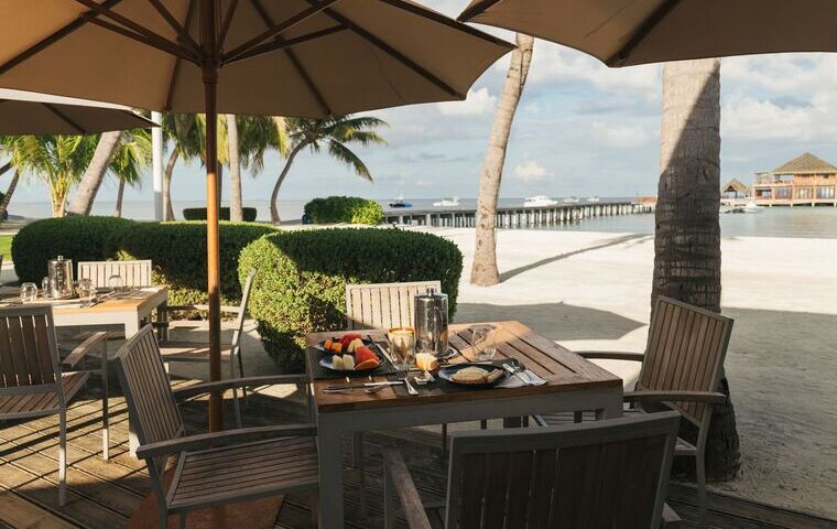 Chaises et tables avec vue sur mer