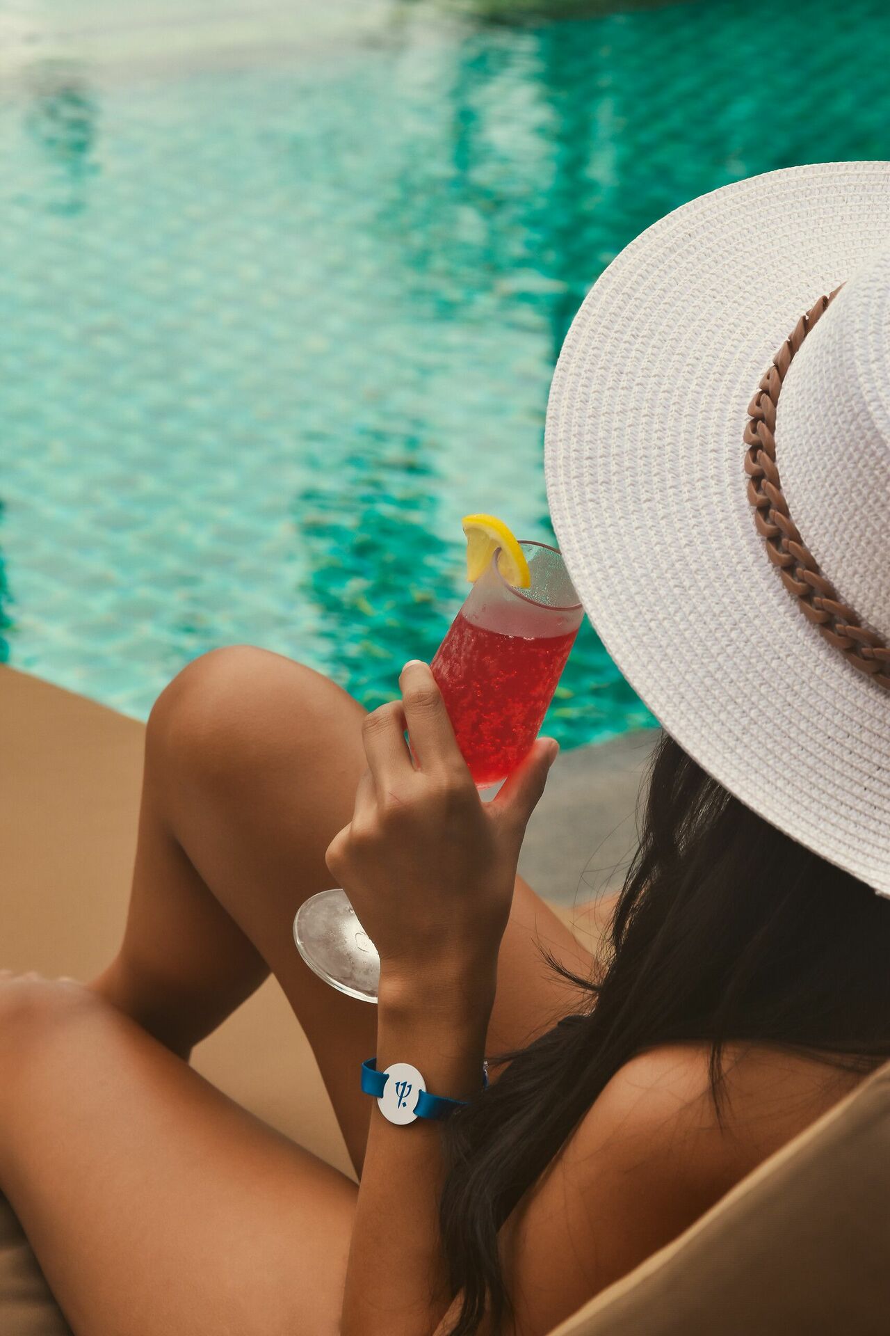 Femme avec un cocktail à la main