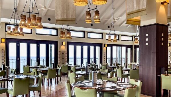Chaises et tables avec vue sur mer