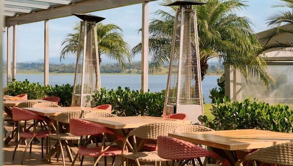Femme qui sert un café Club Med Punta Cana