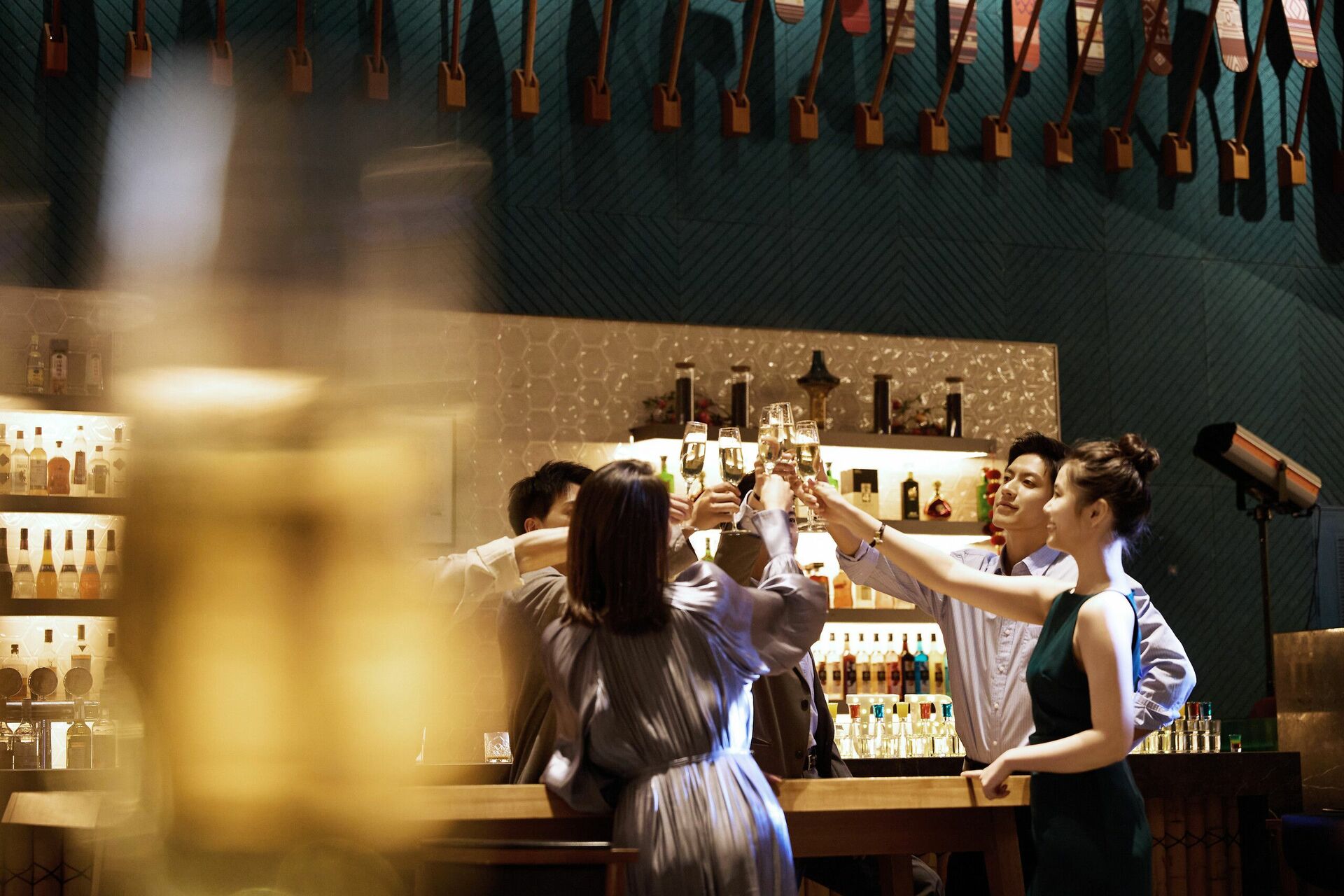 Femme avec un cocktail à la main