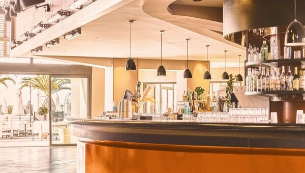 Femme qui sert un café Club Med Punta Cana