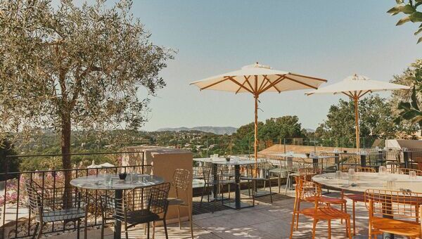 Chaises et tables avec vue sur mer