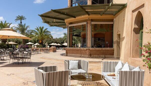 Femme qui sert un café Club Med Punta Cana