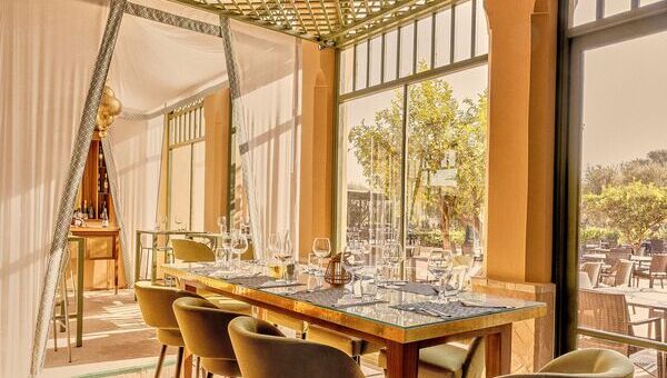 Tables et chaises dans un restaurant vue mer