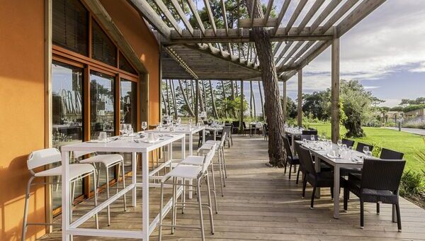 Chaises et tables avec vue sur mer