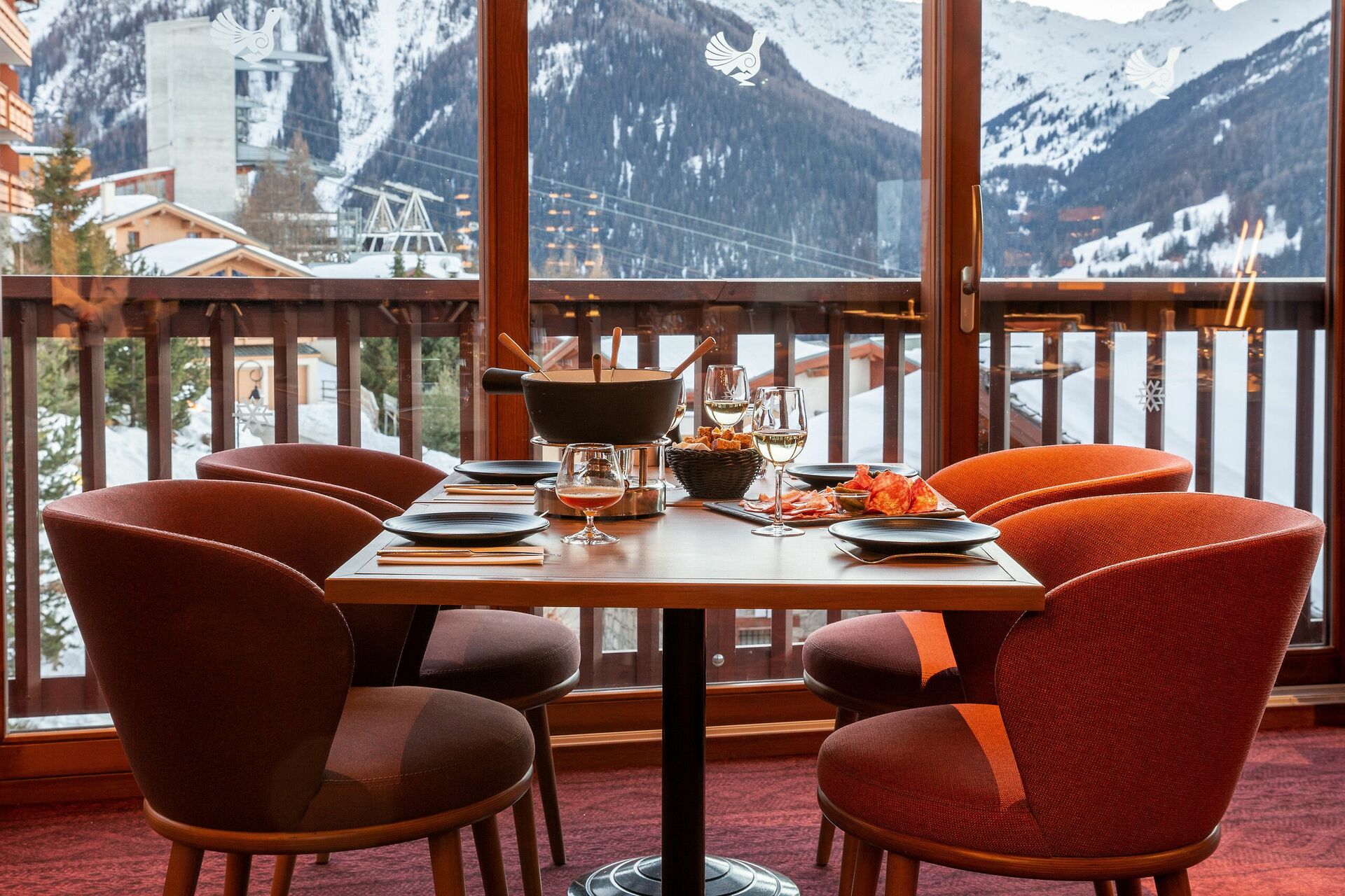 Chaises et tables avec vue sur mer