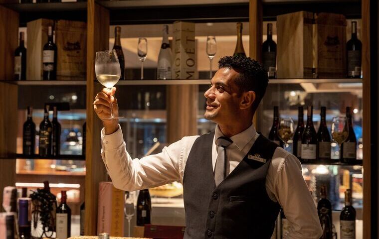 Femme avec un cocktail à la main