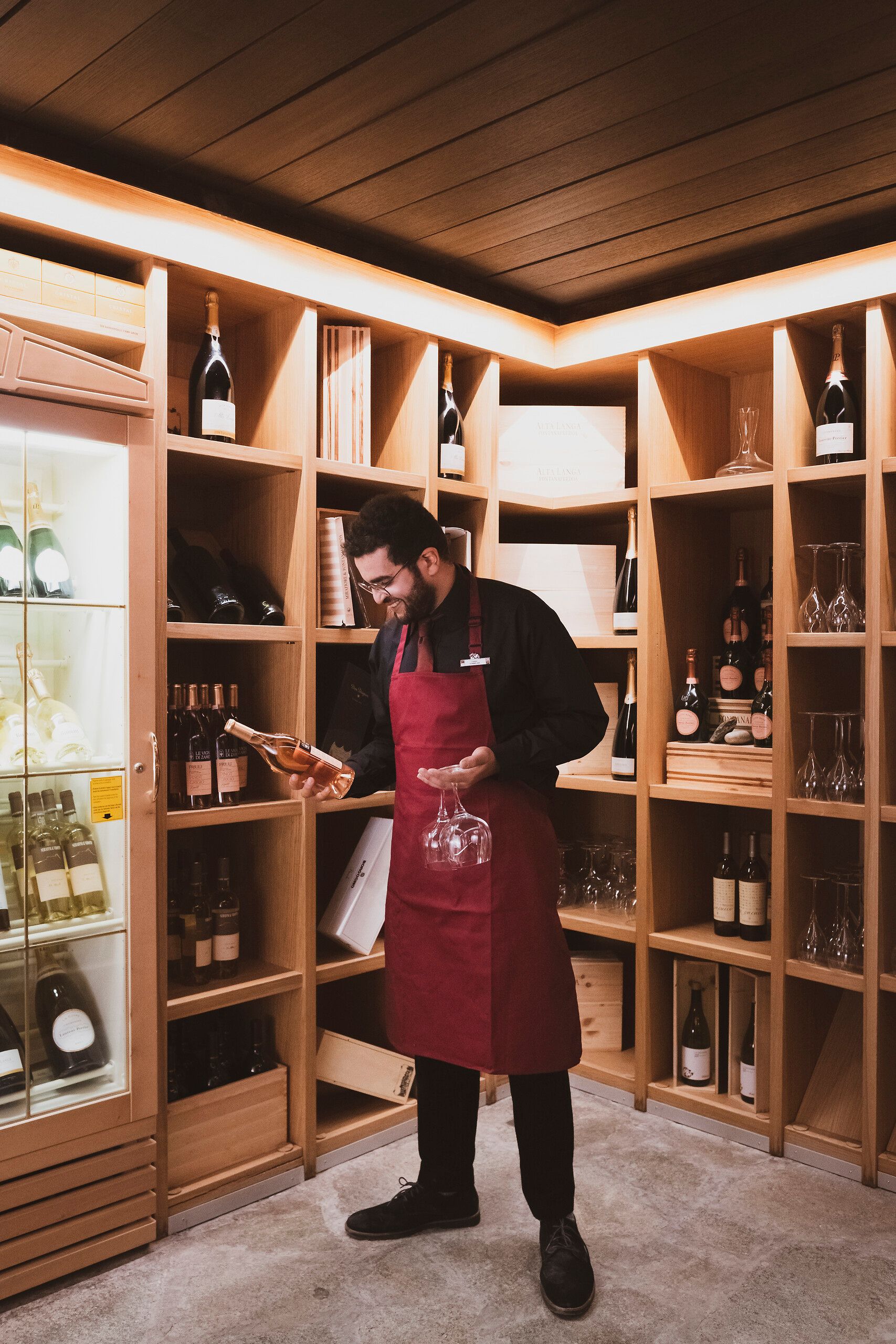 Femme avec un cocktail à la main