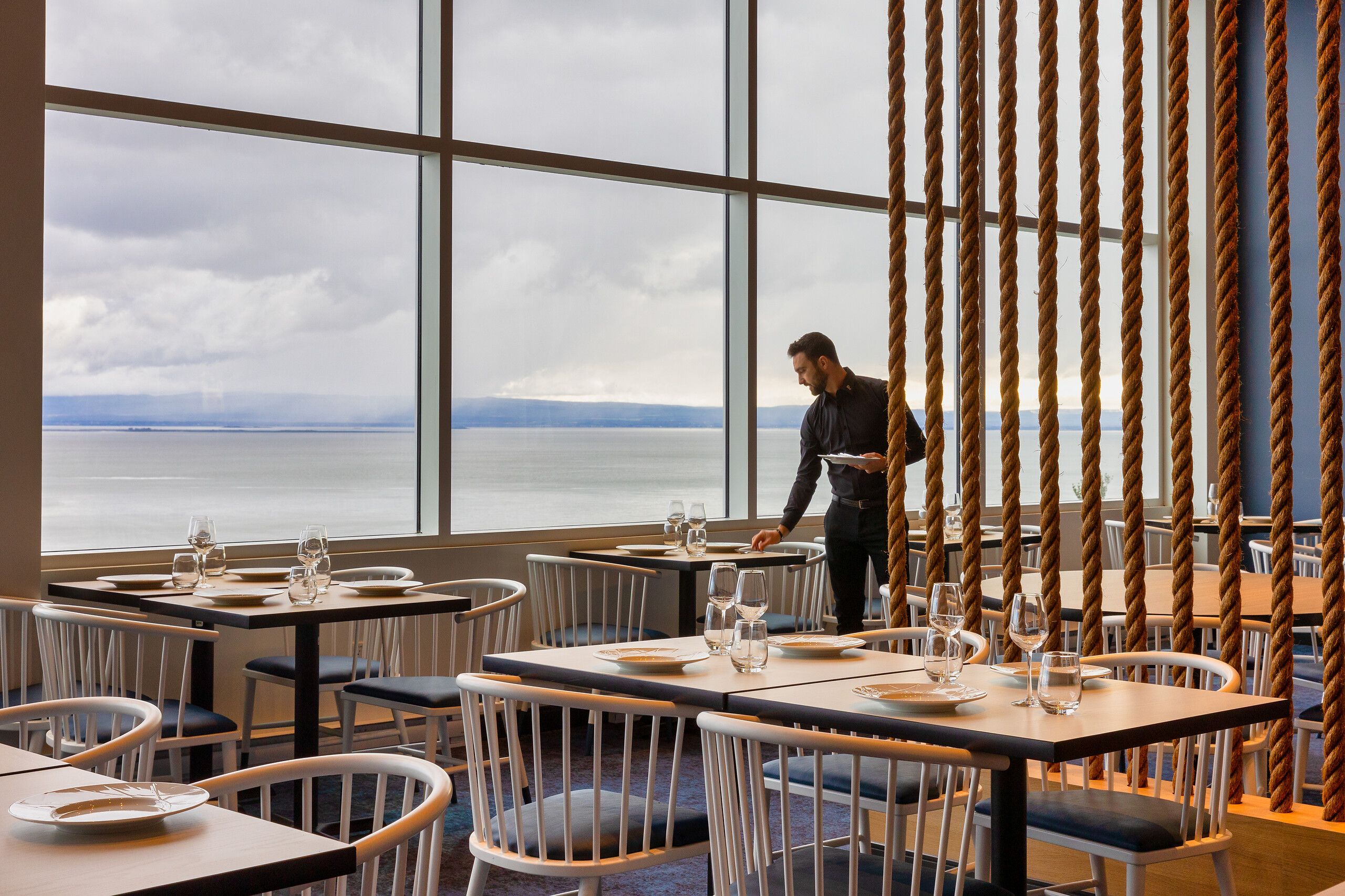 Chaises et tables avec vue sur mer