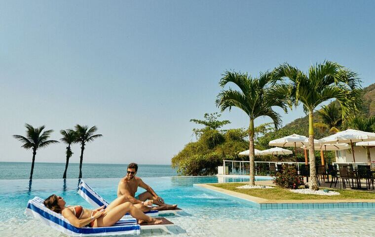 Femme qui sert un café Club Med Punta Cana