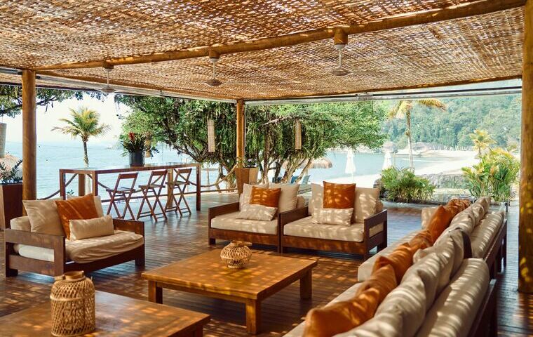 Chaises et tables avec vue sur mer