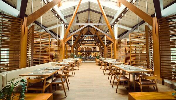 Chaises et tables avec vue sur mer