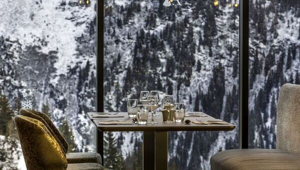 Chaises et tables avec vue sur mer