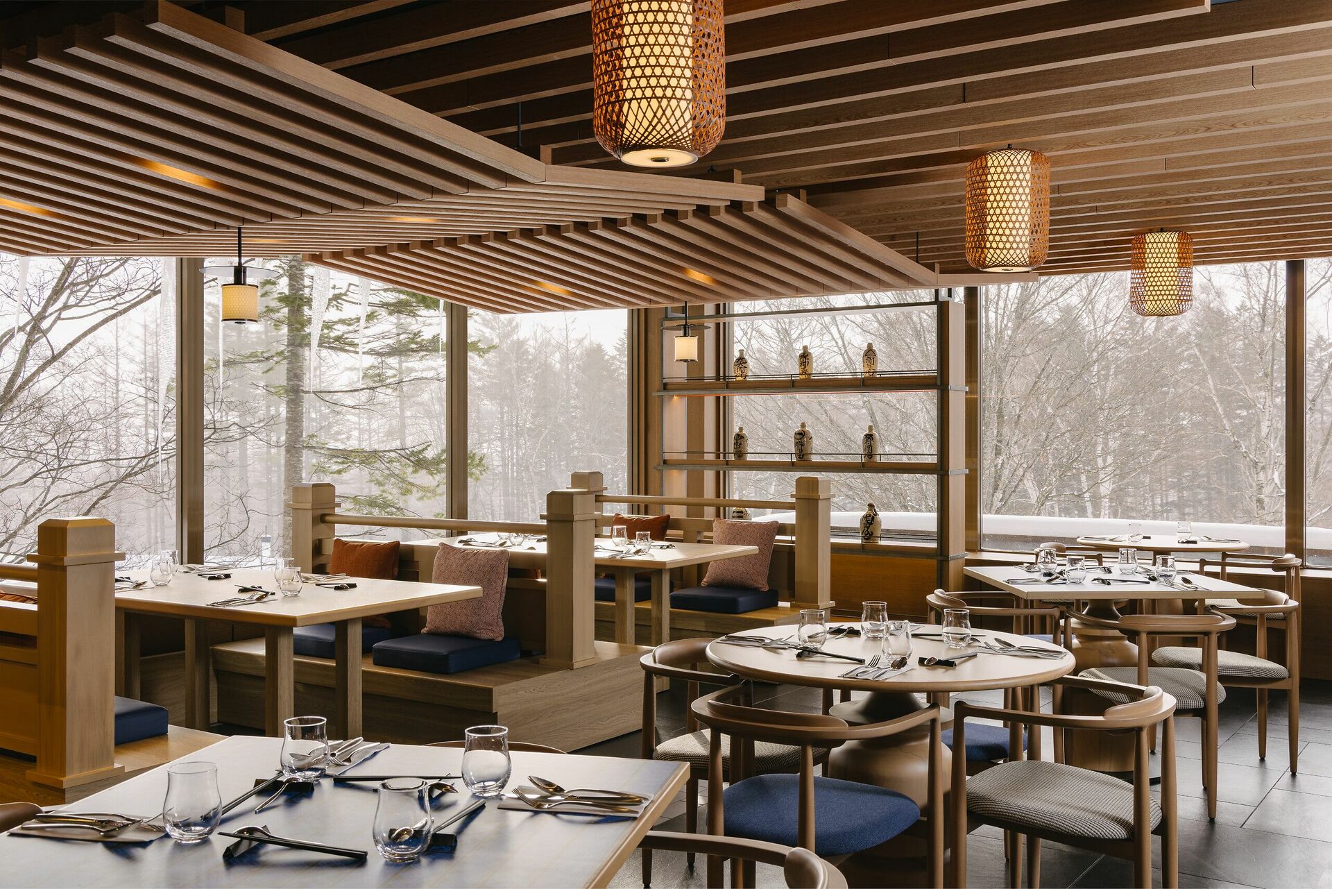 Chaises et tables avec vue sur mer
