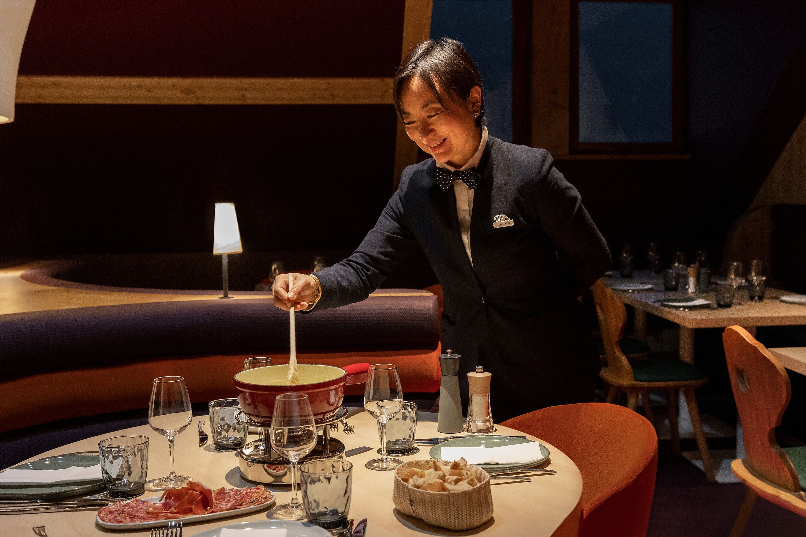Femme avec un cocktail à la main