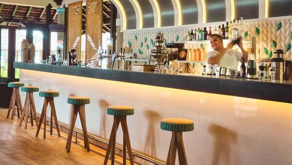 Tables et chaises dans un restaurant vue mer