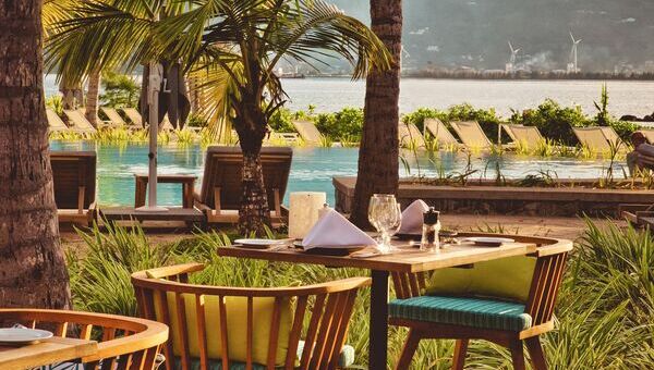 Tables et chaises dans un restaurant vue mer