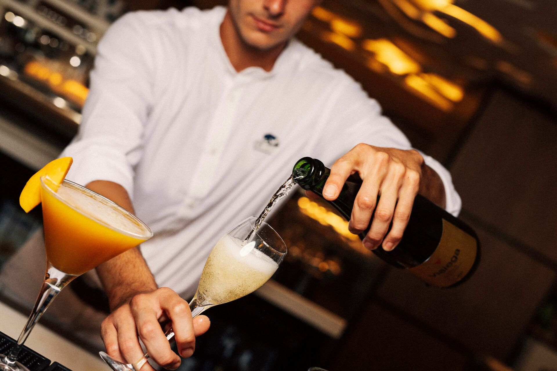 Femme avec un cocktail à la main