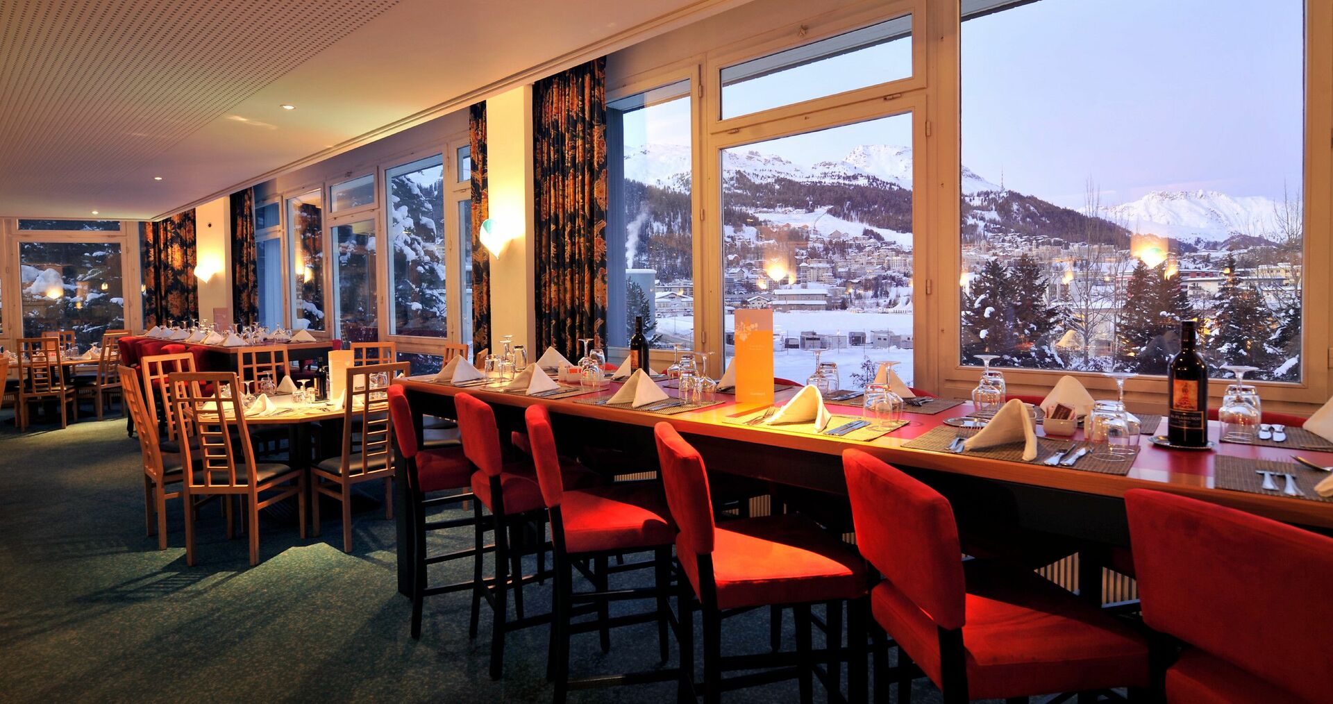 Chaises et tables avec vue sur mer