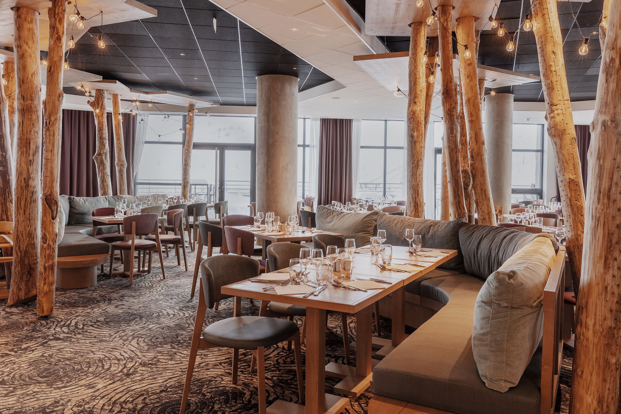 Chaises et tables avec vue sur mer
