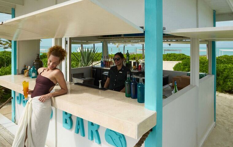 Femme qui sert un café Club Med Punta Cana