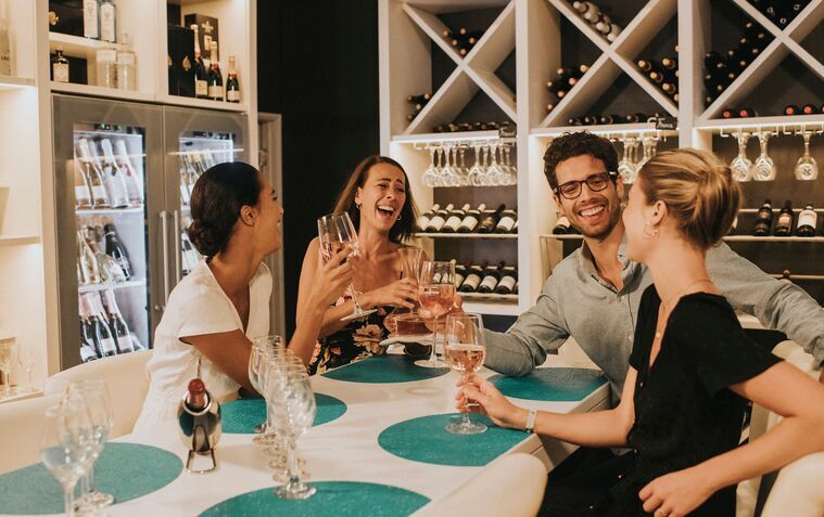 Femme avec un cocktail à la main