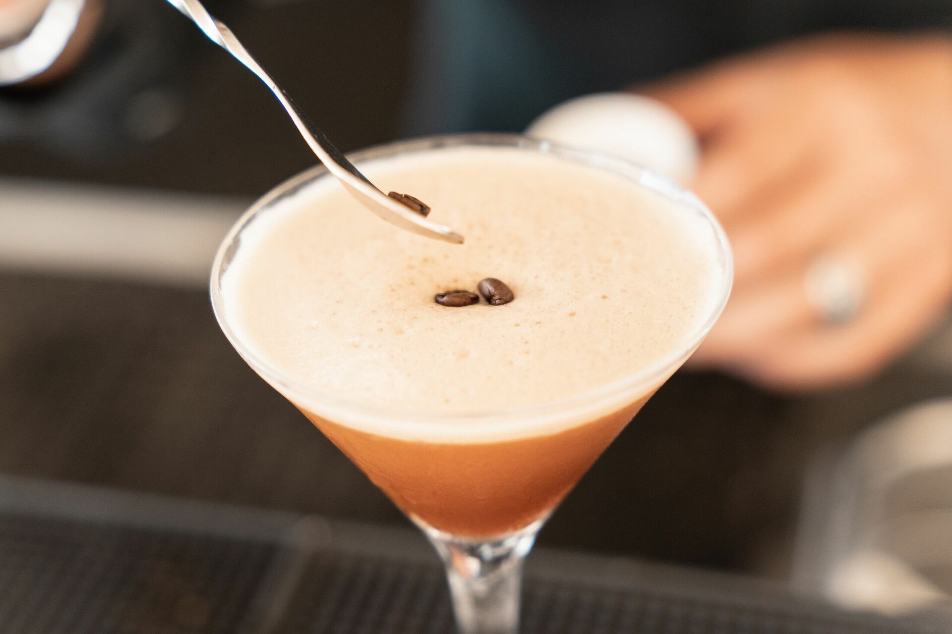 Femme qui sert un café Club Med Punta Cana