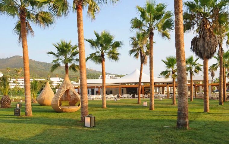 Chaises et tables avec vue sur mer